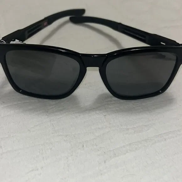 Oakley’s catalyst Mens Sunglasses NWT